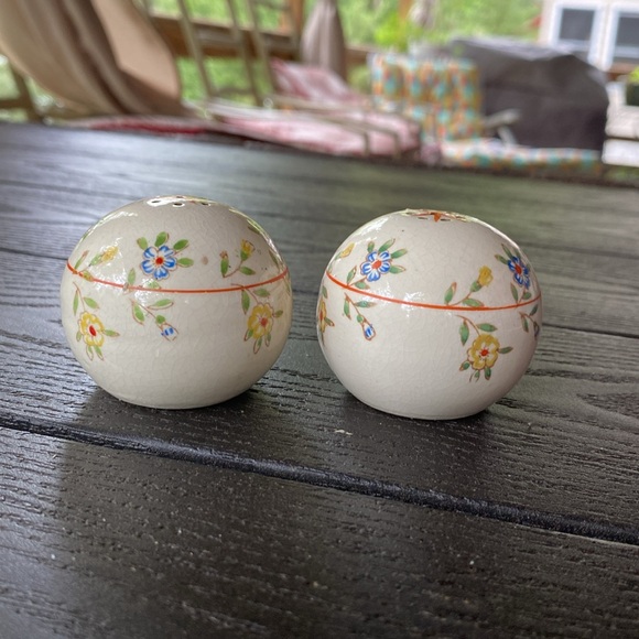 🧂 Vintage Salt and Pepper Shakers 🧂 - Picture 2 of 7